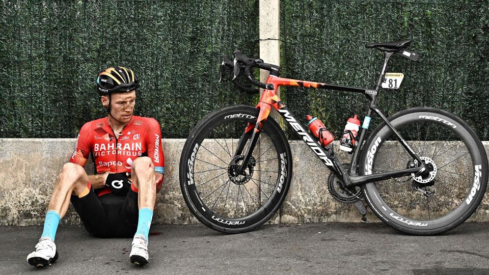 Jack Haig tog et tiltrængt hvil efter sit styrt på 5. etape i Tour de France. Bahrain Victorious-rytteren udgik og er ude af Touren. <i>Marco Bertorello/Ritzau Scanpix</i>