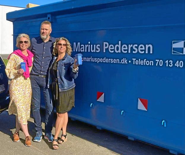 Sanne og Rikke sammen med Frank Mortensen fra Marius Pedersen - en af festivalens samarbejdspartnere. <i>Privatfoto.</i>