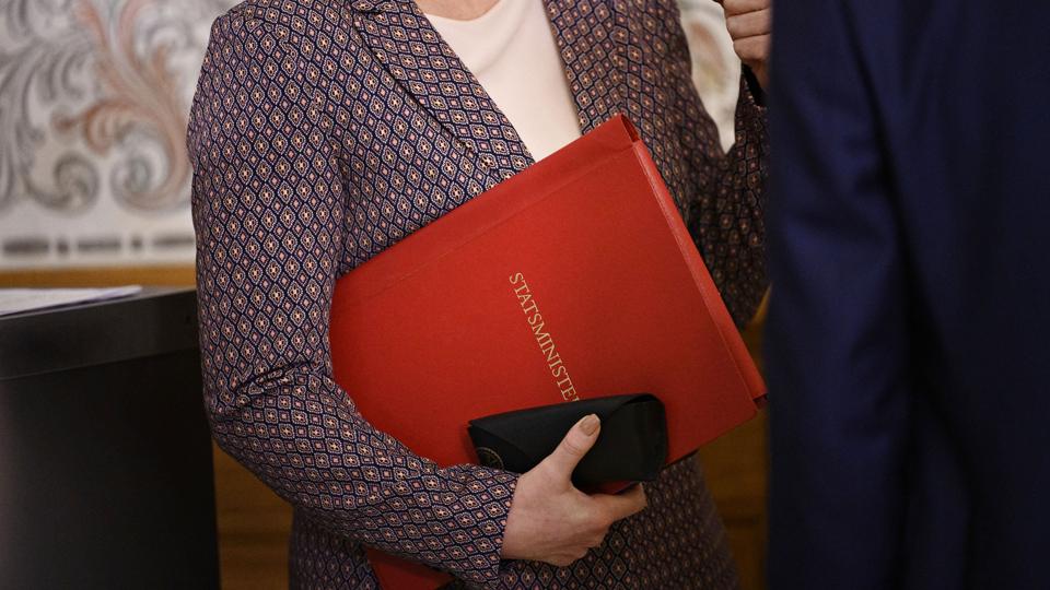 Statsminister Mette Frederiksen (S) umiddelbart før hun skal i åbent samråd om retningslinjer for opbevaring af e-mails og sms-beskeder. Arkivfoto. <i>Philip Davali/Ritzau Scanpix</i>