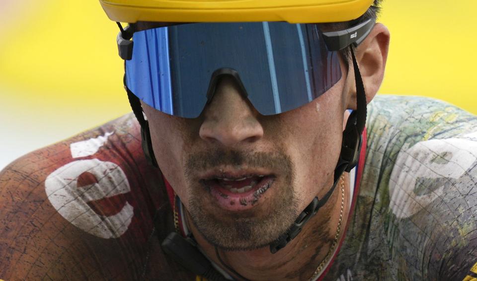 Primoz Roglic forsøger torsdag at køre videre i Tour de France efter et slemt styrt onsdag. <i>Daniel Cole/Ritzau Scanpix</i>