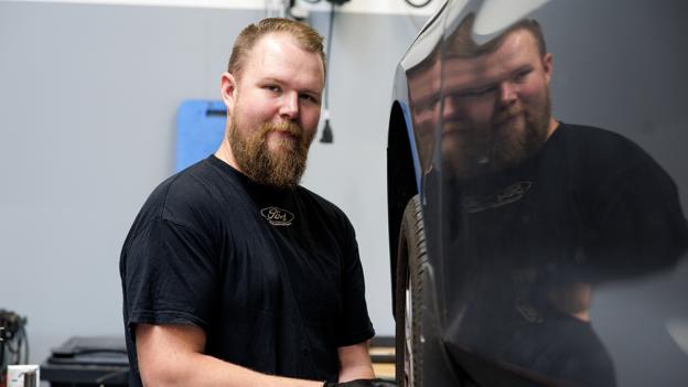 Automekaniker Svend Pedersen er efter 16 år i firmaet glad for at have fået plads nok til arbejdet.
