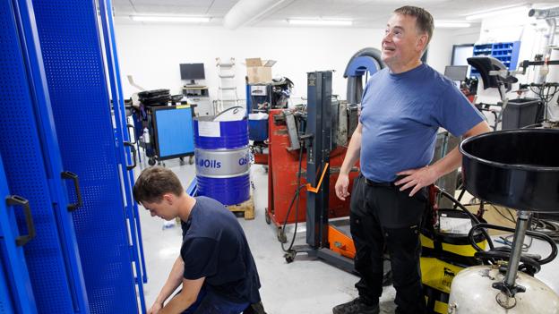 Far og søn på arbejde. Unge Jakob Odgaard er i gang med at montere avancerede rullereoler, der sparer plads. Han skal starte i en læreplads, men ikke i forældrenes firma.