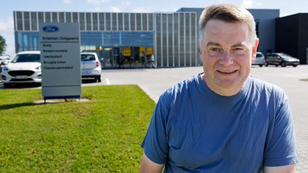 Kristian Odgaard foran bilhuset. Fords facadekassetter mangler endnu at blive monteret på showroomsdelen.