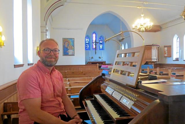Søren Bundgaard ved orgelet som han betjener i Løkken kirke fra 1. august. Foto: Kirsten Olsen