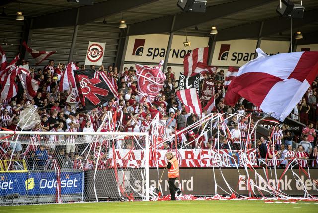 AaB-fans skal ikke være bange for at komme til Aarhus, selvom en 16-årig fan blev frarøvet sin trøje i lørdags. Det er signalet bag en indsamling, som AGF-fans står bag.