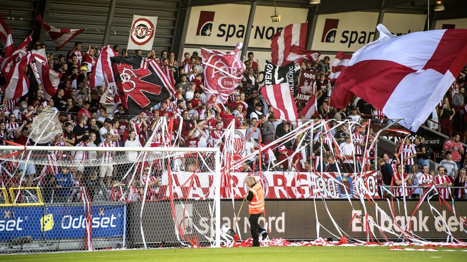 AaB-fans skal ikke være bange for at komme til Aarhus, selvom en 16-årig fan blev frarøvet sin trøje i lørdags. Det er signalet bag en indsamling, som AGF-fans står bag. <i>Arkivfoto: Laura Guldhammer</i>