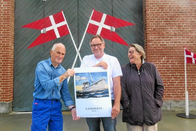 Løkken plakaten blev præsenteret af, fra venstre, Iver Larsen, Jørgen Ussing og formanden for Løkken Redningshus Mariann Andersen. Foto: Kirsten Olsen