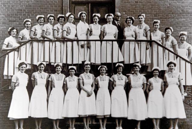Hold maj 1954 er samlet på hovedtrappen til Hjørring Sygehus efter veloverstået eksamen til sygeplejerske i 1957. Foto: Privatfoto