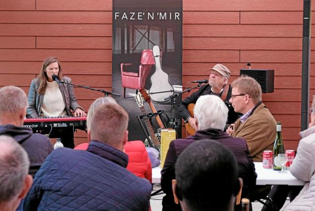 Duoen Faze’N’Mir sang og spillede for et meget lydhørt publikum i Lørslev Cafe og Kulturhus. Foto: Niels Helver