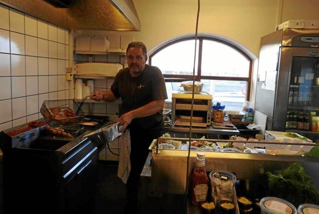 Kokken Henrik holder Fiskehusets køkken i gang. 	Foto: Jens Brændgaard