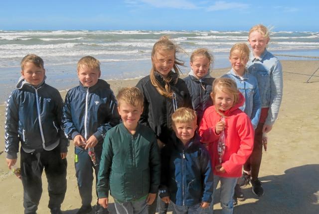 Ni friske børn deltog i årets første sandkonkurrence. Foto: Kirsten Olsen