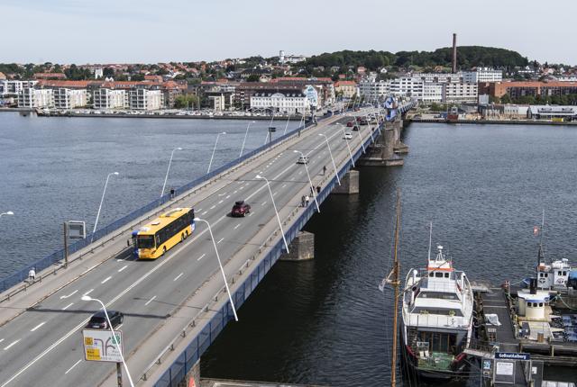 På grund af vejarbejde vil der frem til 11. august kun være ét spor i hver retning på Limfjordsbroen. Arkivfoto: Henrik Bo