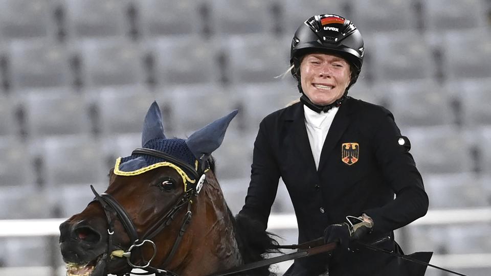 Den moderne femkæmper Annika Schleu havde ved OL i Tokyo en hest, der ikke ville hoppe over de opstillede forhindringer. Hendes træner endte med at slå hesten, hvilket skabte stor forargelse. Sidenhen har bestyrelsen i Den Internationale Femkampunion arbejdet på at fjerne ridebanespringning fra sporten. (Arkivfoto). <i>Marijan Murat/Ritzau Scanpix</i>
