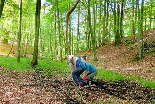 Skovforsker Jens Peter Skovsgaard og to engelske kolleger i gang med at tage boreprøve i skovbunden i Tolne Skov