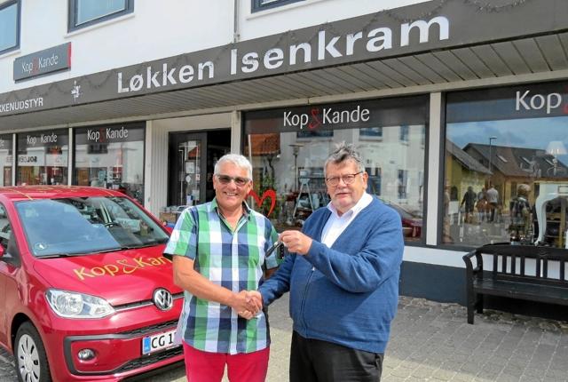 Benny Madsen t.v. fik overdraget nøglerne til den røde VW Up af isenkræmmer Børge Larsen. Privatfoto