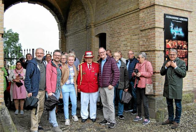 Hjørring Revyens skuespillere besøgte Børglum Kloster sammen med togfører Krumme. Foto: Privatfoto