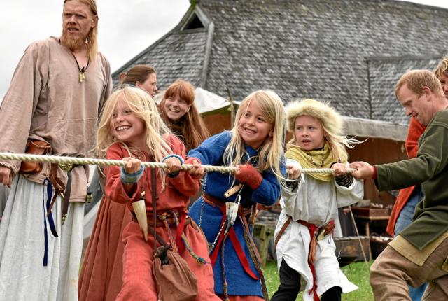På Fyrkat Vikingemarked 6. og 7. juli vil publikum og vikinger dyste mod og med hinanden i mange forskellige discipliner - blandt andet i tovtrækning. Foto: Nordjyllands Historiske Museum