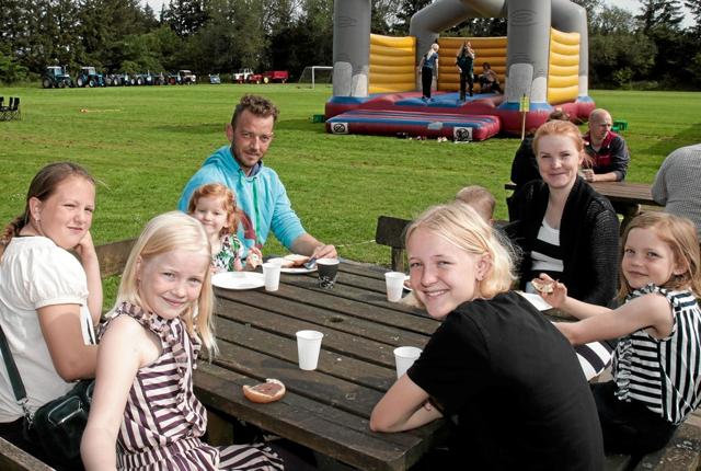 Sommerfest i Mygdal har i mindst 30 år samlet både store og små til aktiviteter og hyggeligt socialt samvær. Foto: Peter Jørgensen