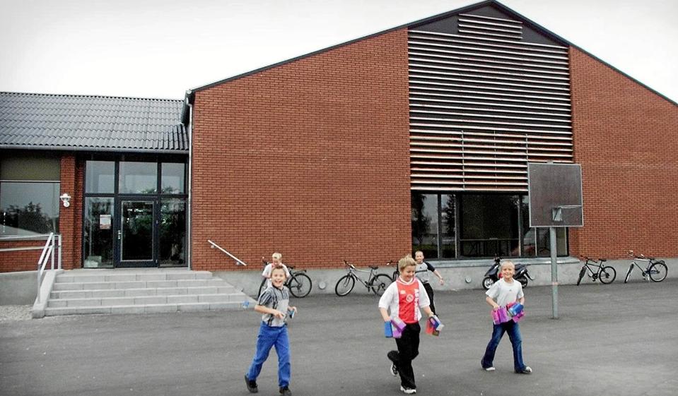 Der kan spares 10 millioner kroner om året på skoleområdet ved at lukke nogle af de små skoler. Her Ravnkilde Skole. <i>Arkivfoto</i>
