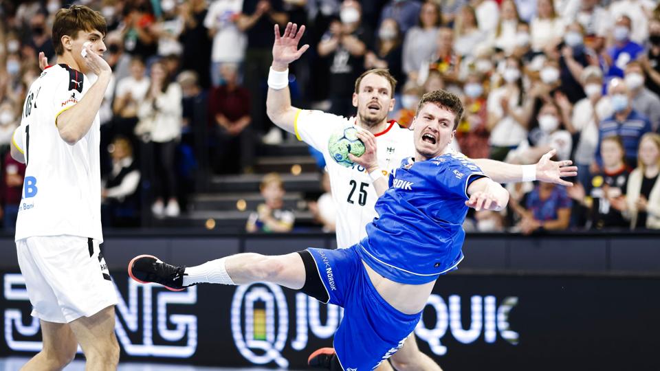 Elias Ellefsen á Skipagøtu gik forrest for Færøerne, som slog Danmark ved U20-EM. Her ses han i aktion for A-landsholdet, som var én kamp fra at kvalificere sig til næste års VM. <i>Frank Molter/Ritzau Scanpix</i>