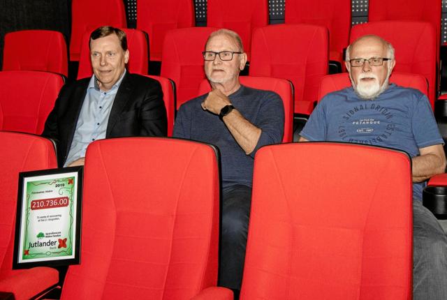 Per Norup Olsen fra Jutlander Bank sammen med kasserer Preben Christensen og næstformand Klaus Elm fra Filmteatrets bestyrelse. Privatfoto