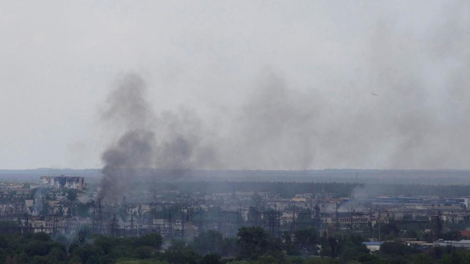 Røg stiger op over Sjevjerodonetsk, som er søsterby til Lysytjansk. Begge er blevet indtaget af Rusland. (Arkivfoto). <i>Stringer/Reuters</i>