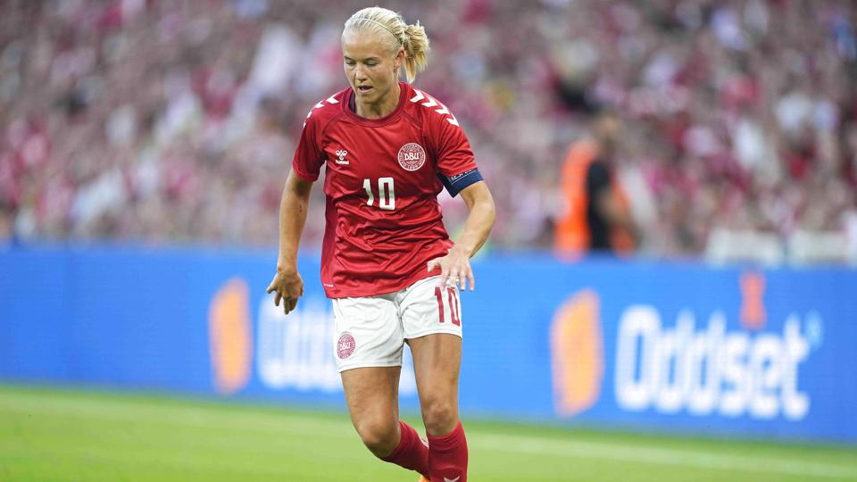 Pernille Harder og holdkammeraterne bærer sørgebind i EM-åbningskampen mod Tyskland. <i>Ulrik Pedersen/Ritzau Scanpix</i>