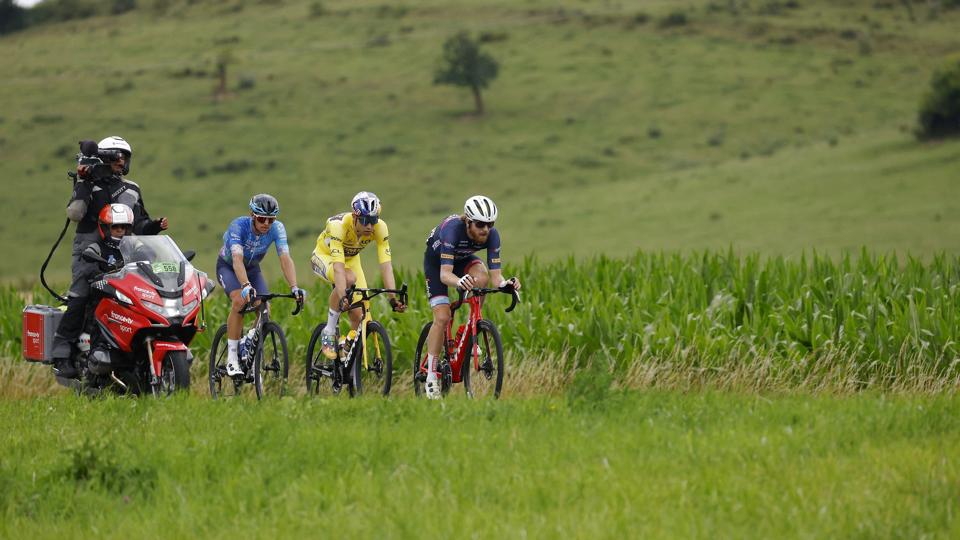 Jakob Fuglsang (i blå trøje) var i udbrud med Wout van Aert (i den gule førertrøje) og amerikanske Quinn Simmons. <i>Gonzalo Fuentes/Reuters</i>