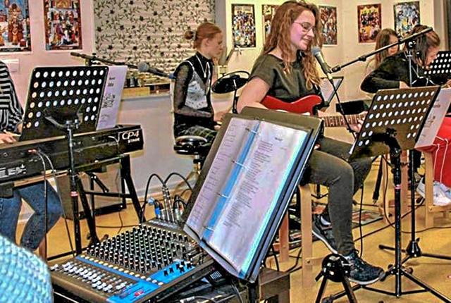 Dygtige unge mennesker i V. Hornum gave koncert i ”Det lille musikhus” i V. Hornum. Foto: Mogens Lynge