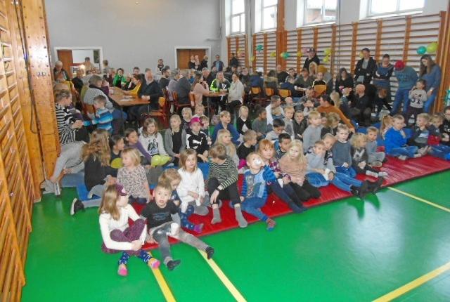 125 børn og voksne var samlet for at se klovnen Migu optræde i Arentsminde. Det var en forrygende dag. Arkivfoto