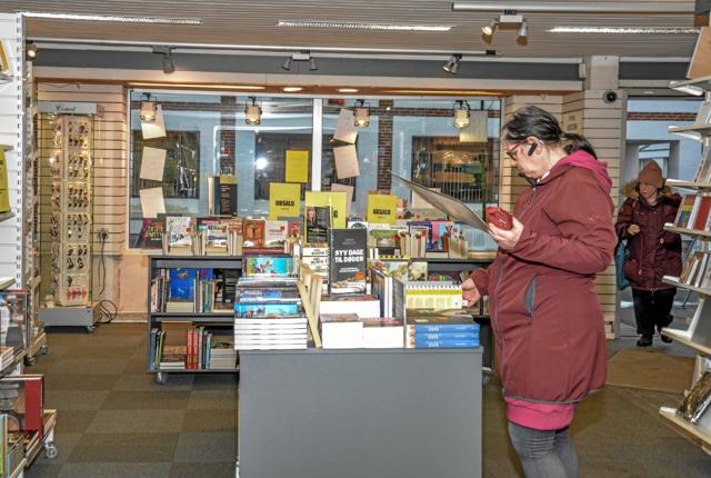 En boghandel der bugnede af bøger til små priser. Foto: Mogens Lynge