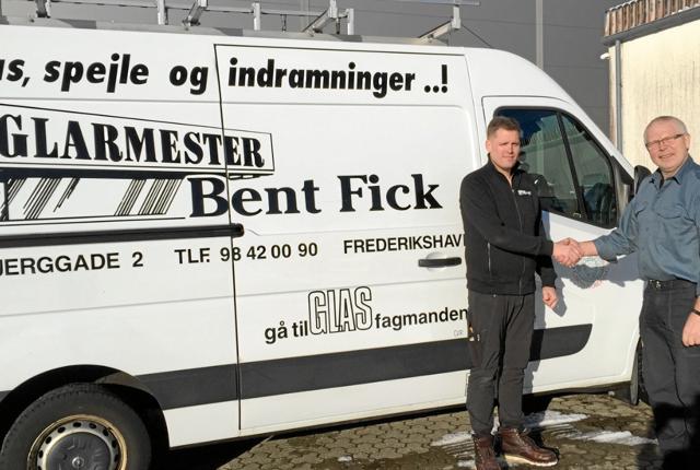 Glarmestervirksomheden runder om tre år 100 år, og Jan Christensen, til venstre, har nu officielt overtaget firmaet fra Bent Fick. Privatfoto