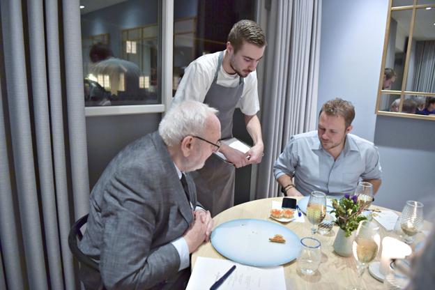 Her ses Christopher M. Kristensen fra Restaurant Bühlmann inde ved dommerne Bent Christensen og Jakob Kanne Bjerregaard. Foto: Bente Poder