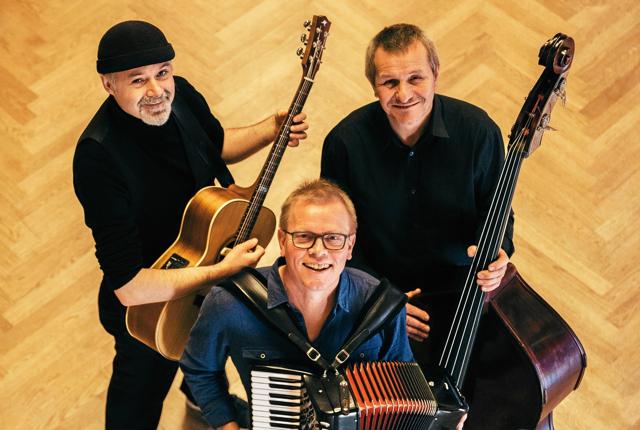 Søgaard Trio leverer viser af Rune T. Kidde og Pernille Plaetner, når de gæster Brovst Musikforsyning. Arkivfoto