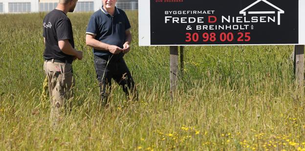 Næste step er for Palle Breinholt og sønnen Lars Breinholt at flytte fra Fjerritslev til deres egen byggegrund her i Støvring. <i>Foto: Claus Søndberg</i>