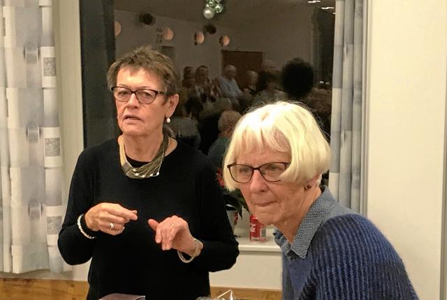 Birthe Ottesen & Anni Holmskov med flotte præmier for en 1. plads i D-rækken. Foto: Kasper Mølbæk