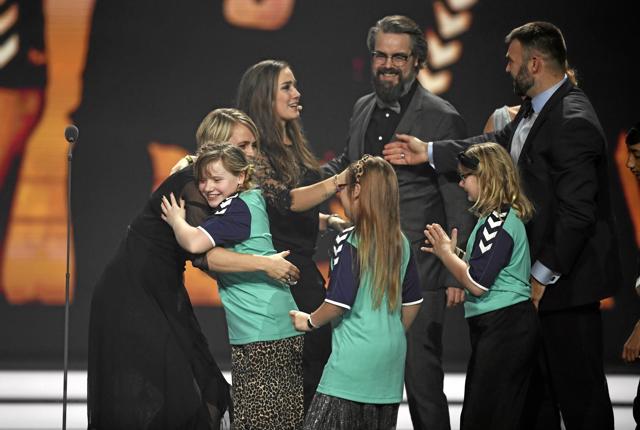 Rikke Nielsen modtog jubelkram af de Lykke-børn, hun havde med på scenen. Foto: Lars Møller