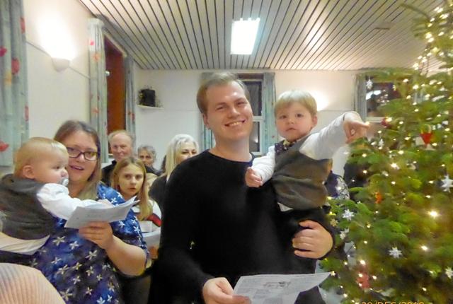 Der blev sunget og gået om juletræ - for Jens Peter på 11 måneder og Svend Erik på to år var det første gang, de deltog - men bestemt ikke den sidste.Privatfoto