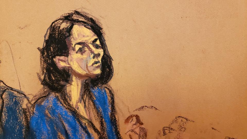 Jeffrey Epstein og Ghislaine Maxwell tilhørte i mange år en finansiel elite, og de to var kærester igennem flere år i 1990'erne. Det var også der, hvor mange af overgrebene fandt sted. Her er hun afbildet under strafudmålingen. (Arkivfoto). <i>Jane Rosenberg/Reuters</i>