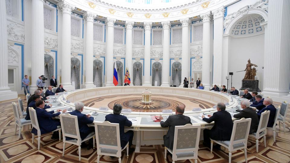 Ruslands præsident, Vladimir Putin, siger torsdag på et møde med ledende parlamentsmedlemmer, at det russiske militær knap nok har begyndt sin operation i Ukraine. Putin kan anes bagest i billedet ved flagene. <i>Sputnik/Reuters</i>