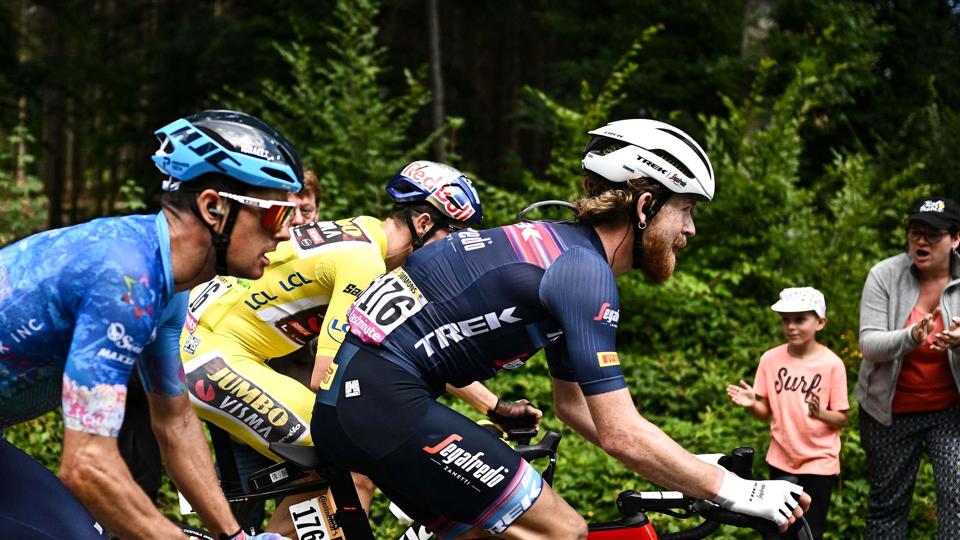 Jakob Fuglsang varmede op til fredagens prøvelser ved at tage på udflugt med Wout van Aert og Quinn Simmons på 6. etape. Danskeren lod sig dog falde tilbage til hovedfeltet med 65 kilometer tilbage. <i>Marco Bertorello/Ritzau Scanpix</i>
