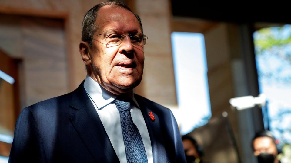 Der var tvivl om, hvorvidt Ruslands udenrigsminister, Sergej Lavrov, ville deltage ved G20-mødet på Bali. Det gør han, men han mødes ikke med sin amerikanske kollega, Antony Blinken, under mødet. <i>Pool/Reuters</i>