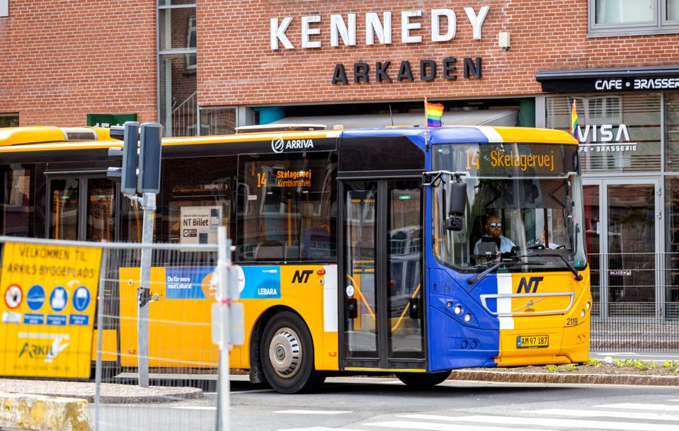 Der kører stadig gule bybusser rundt i midtbyen, men de afløses snart af nye el-drevne busser i en helt anden farve. <i>Foto: Lars Pauli</i>