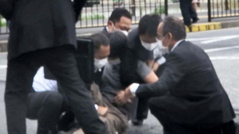 Sikkerhedsvagter holdt formodet gerningsmand tilbage, efter at han gik til angreb på Japans tidligere premierminister Shinzo Abe fredag. <i>Kyodo/Reuters</i>