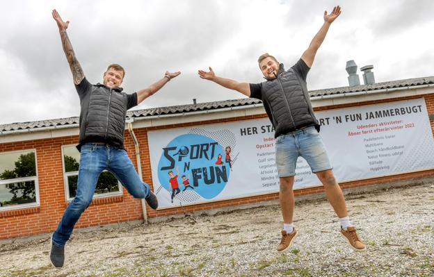 De to iværksættere er flyvende og glæder sig ti at åbne det nye center med padeltennis, golfsimulator, legeland, multibane, beachhåndboldbane, naturfitnesscenter mv.. <i>Foto: Lars Pauli</i>