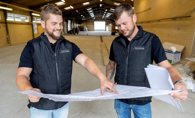 Der er endnu et stykke vej, før Henrik Larsen og Martin Toft Ibsen kan byde indenfor i det nye center. <i>Foto: Lars Pauli</i>