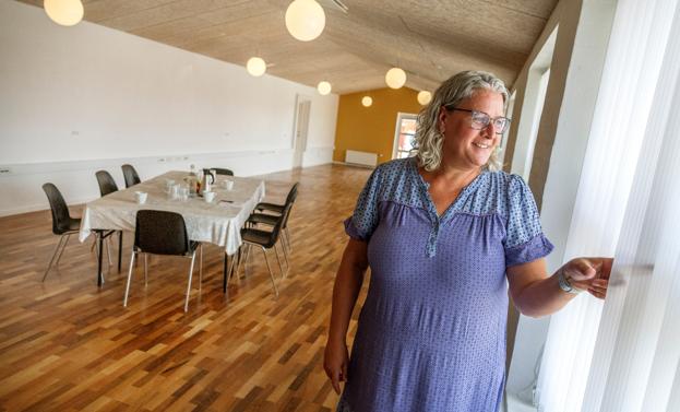 Dorte Lukassen har indtil 2019 været hotelchef på Rønnes Hotel i Slettestrand. Hun har det som en fisk i vandet i sit nye job, hvor hun, udover at være ansvarlig for økonomi og markedsføring, også venter at være værtinde for konferencegæster og selskaber. <i>Foto: Lars Pauli</i>