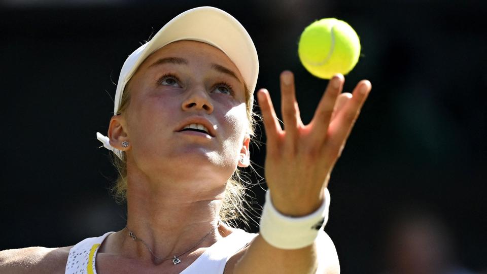 Elena Rybakina har overrasket stort i dette års Wimbledon. Kasakheren, der er født i Rusland, står nu i finalen. <i>Toby Melville/Reuters</i>