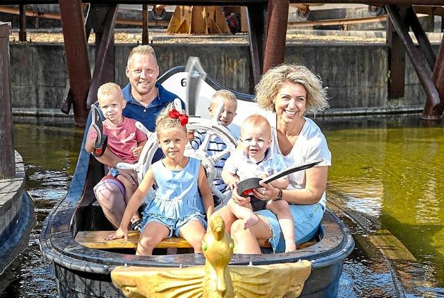 En glad familie hygger ?sig i ”Kølhalers karrusel”. ?Foto: Jesperhus