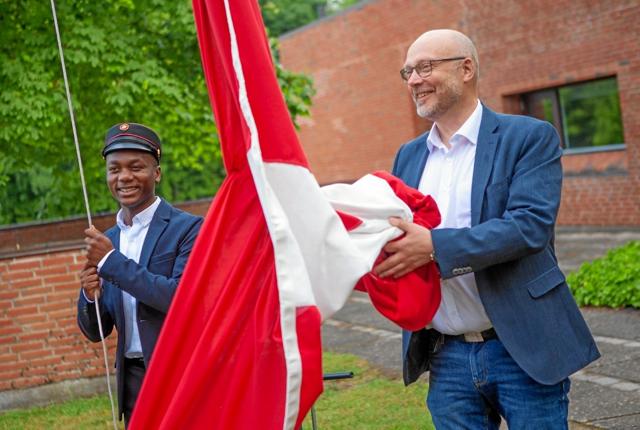 Første student og rektor hejste flaget til tops som et symbol på, at studenterugen i Fjerritslev er i gang. Foto: Mattias Bodilsen